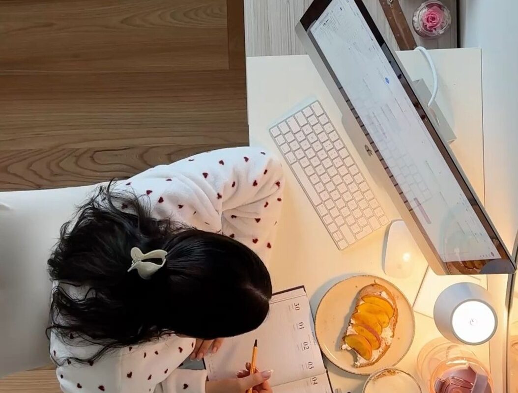 🎀 🌿 Fall Aesthetic Girl Studying Ins… | dream life manifestation